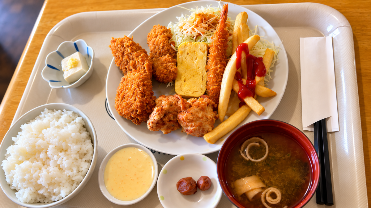 ぶんぶん亭のミックスフライ定食