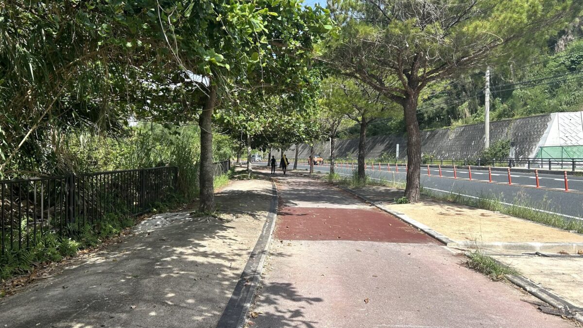 アカティーダバンタからビーチへ続く遊歩道