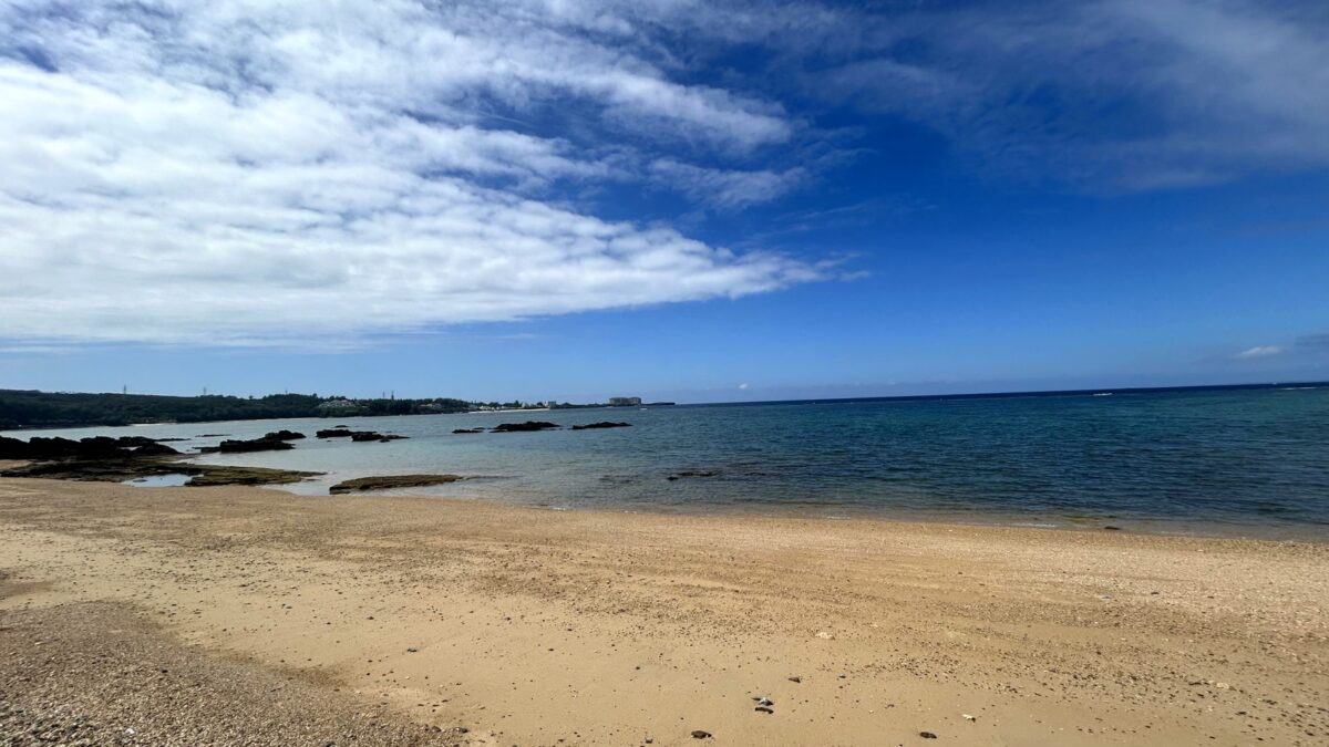 アカティーダバンタの砂浜と海