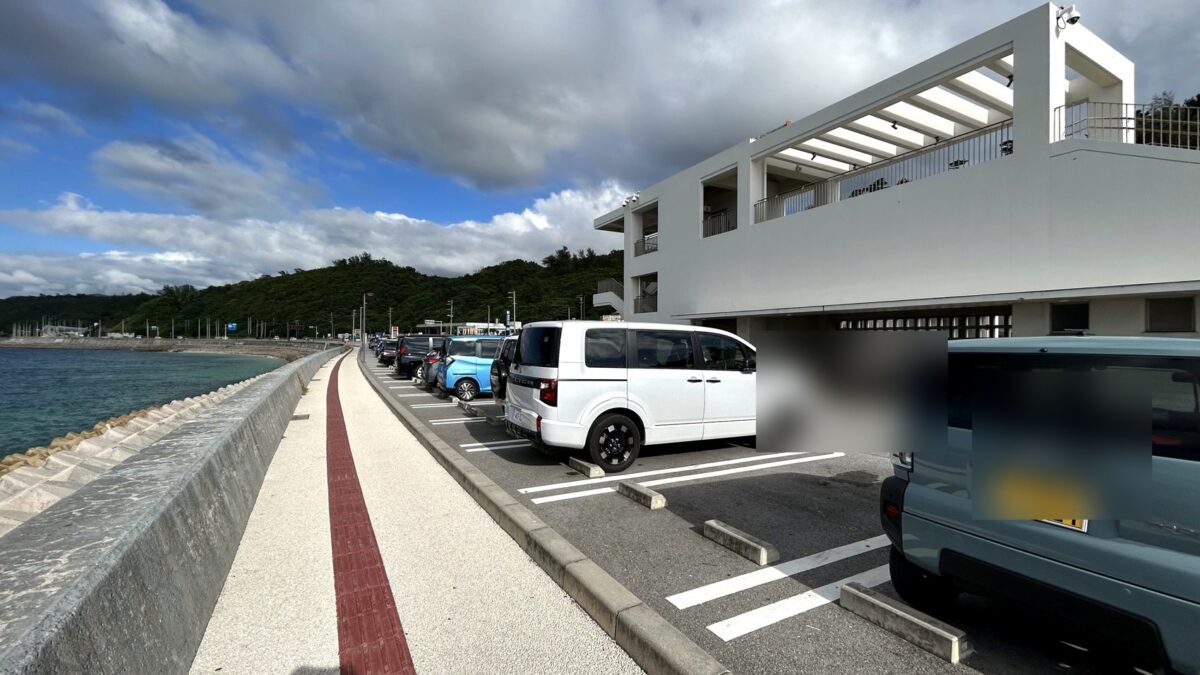 道の駅許田の海沿いの駐車場と歩道