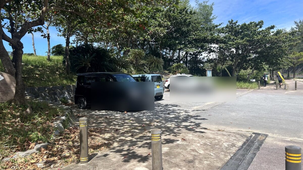 アカティーダバンタの駐車場と車
