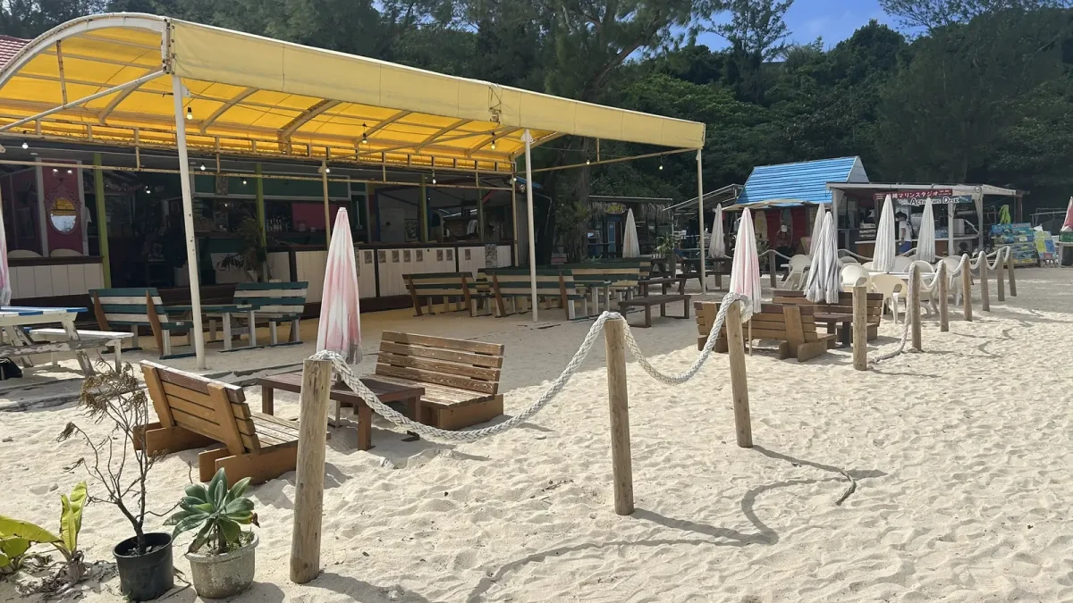 浜の食堂とテラス席