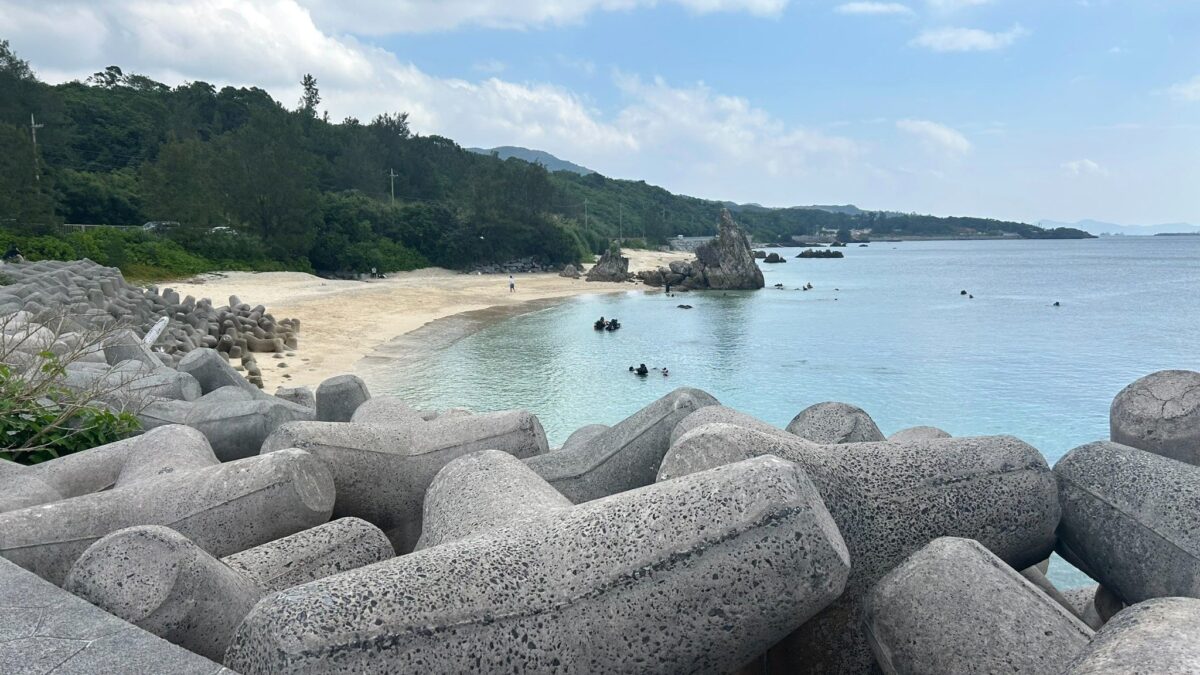 ゴリラチョップのビーチとシュノーケリングを楽しむ人々を防波堤側から撮影した全景