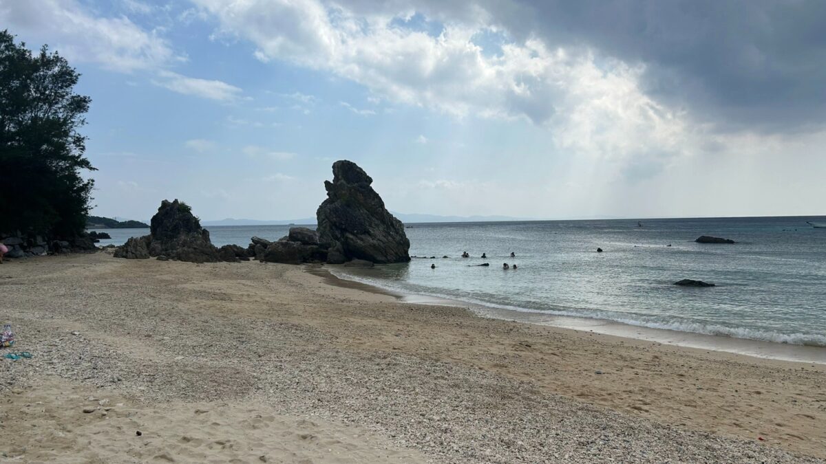 ゴリラチョップの特徴的な岩と砂浜、穏やかに波打つ海