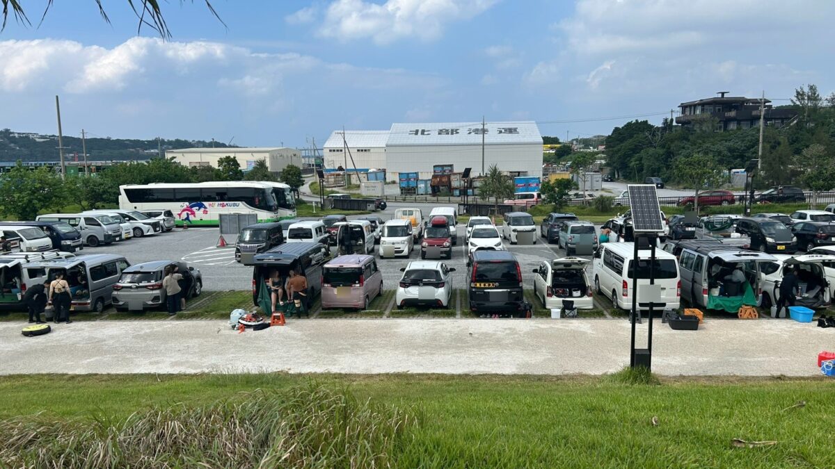 2026年7月14日の午後2時ごろに車で埋まっている崎本部緑地の無料駐車場