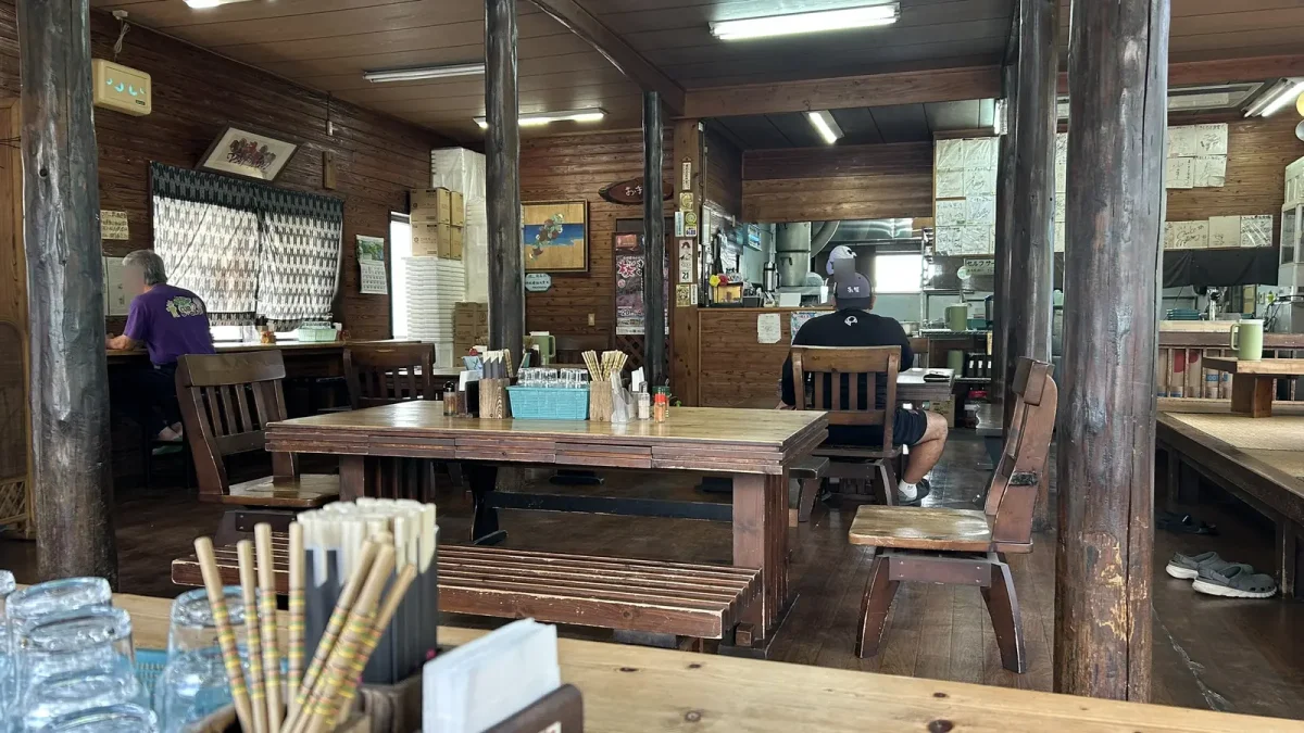 店内の席とカウンター