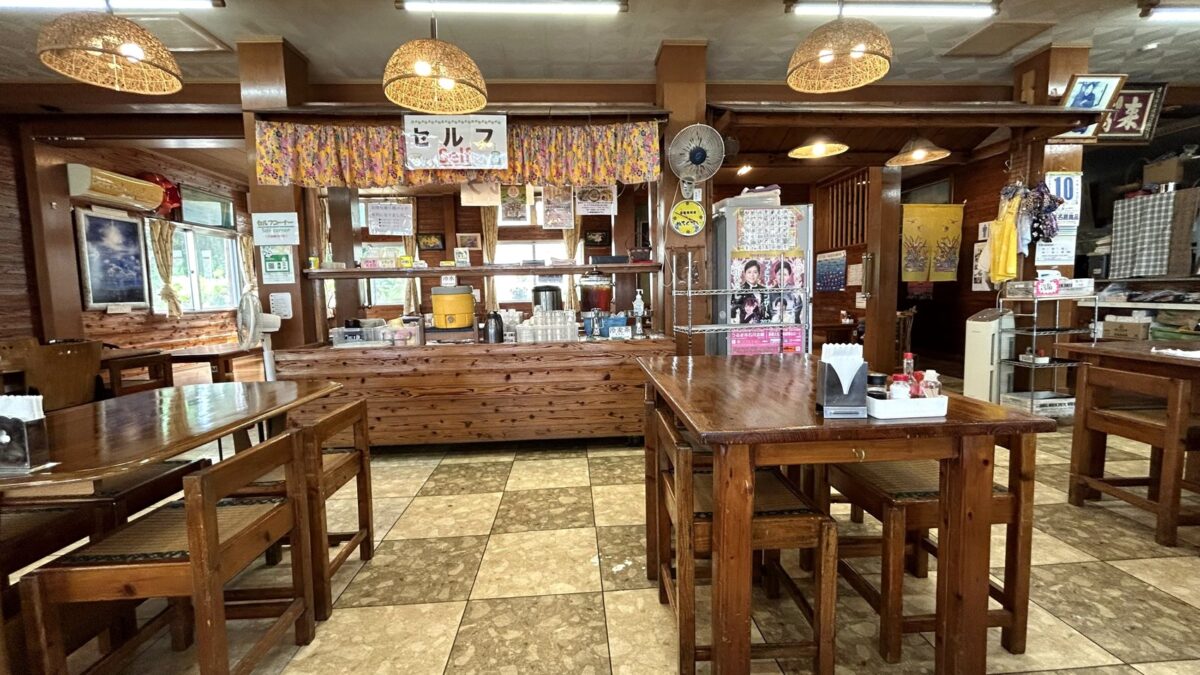 海産物料理ぬちぐすいの客席と店内